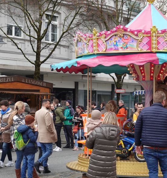 Blick zum Frühlingsmarkt in der Münchener Straße mit Kinderkarussell auf der rechten Seite