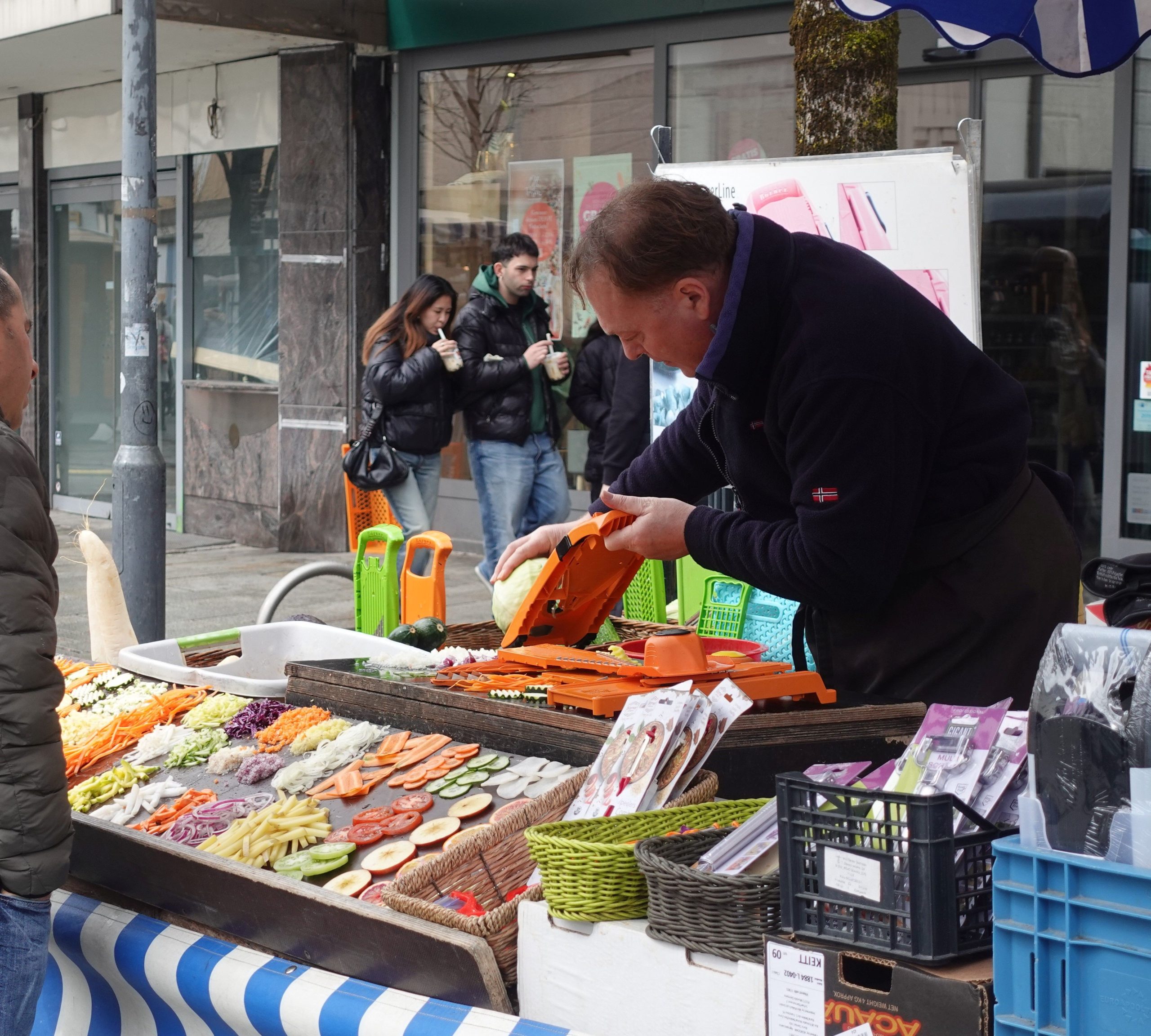 Vorführung einer Gemüsereibe im Frühlingsmarkt Rosenheim