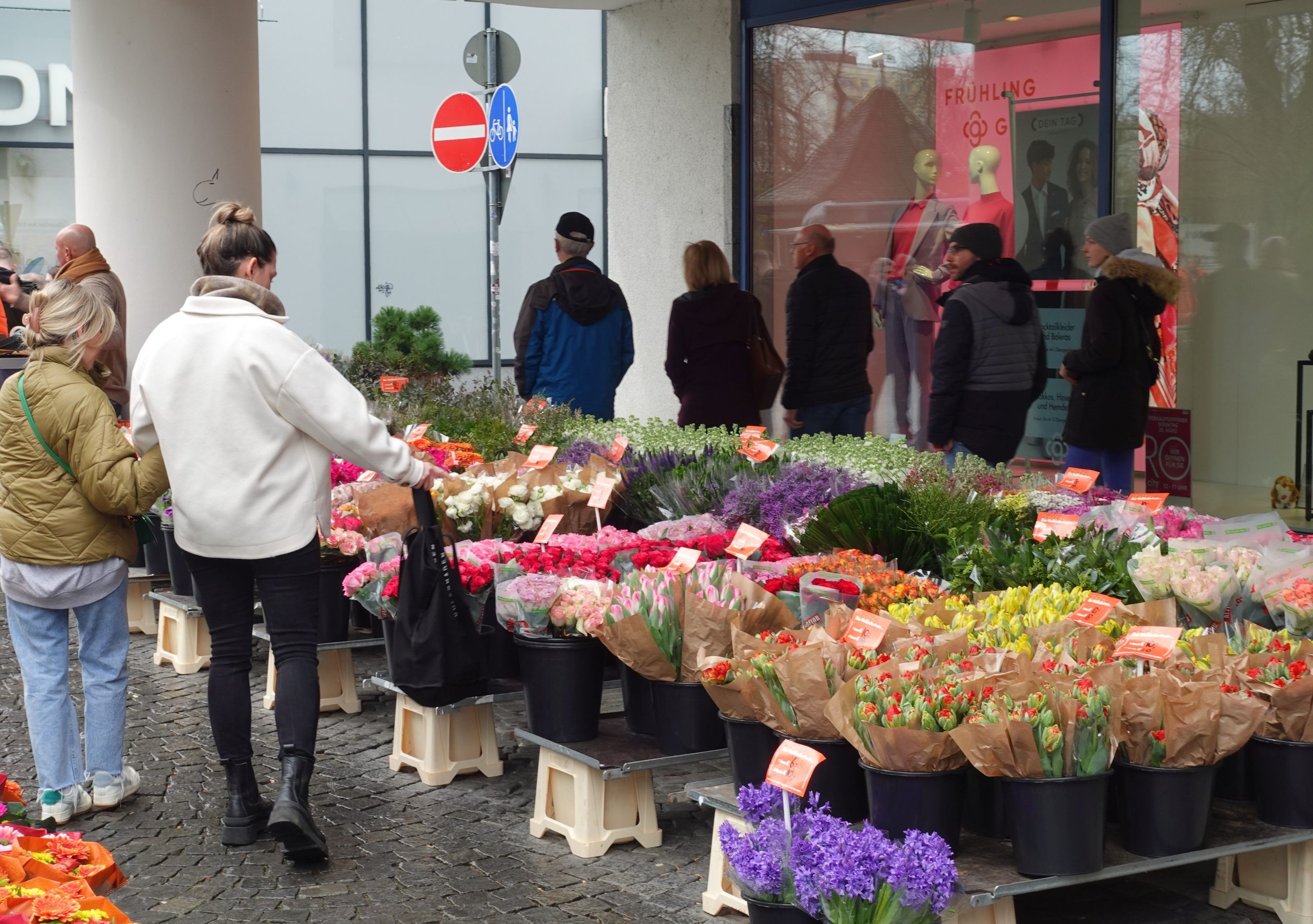 Stand mit Schnittblumen vor Kaufhaus Karstadt in Rosenheim