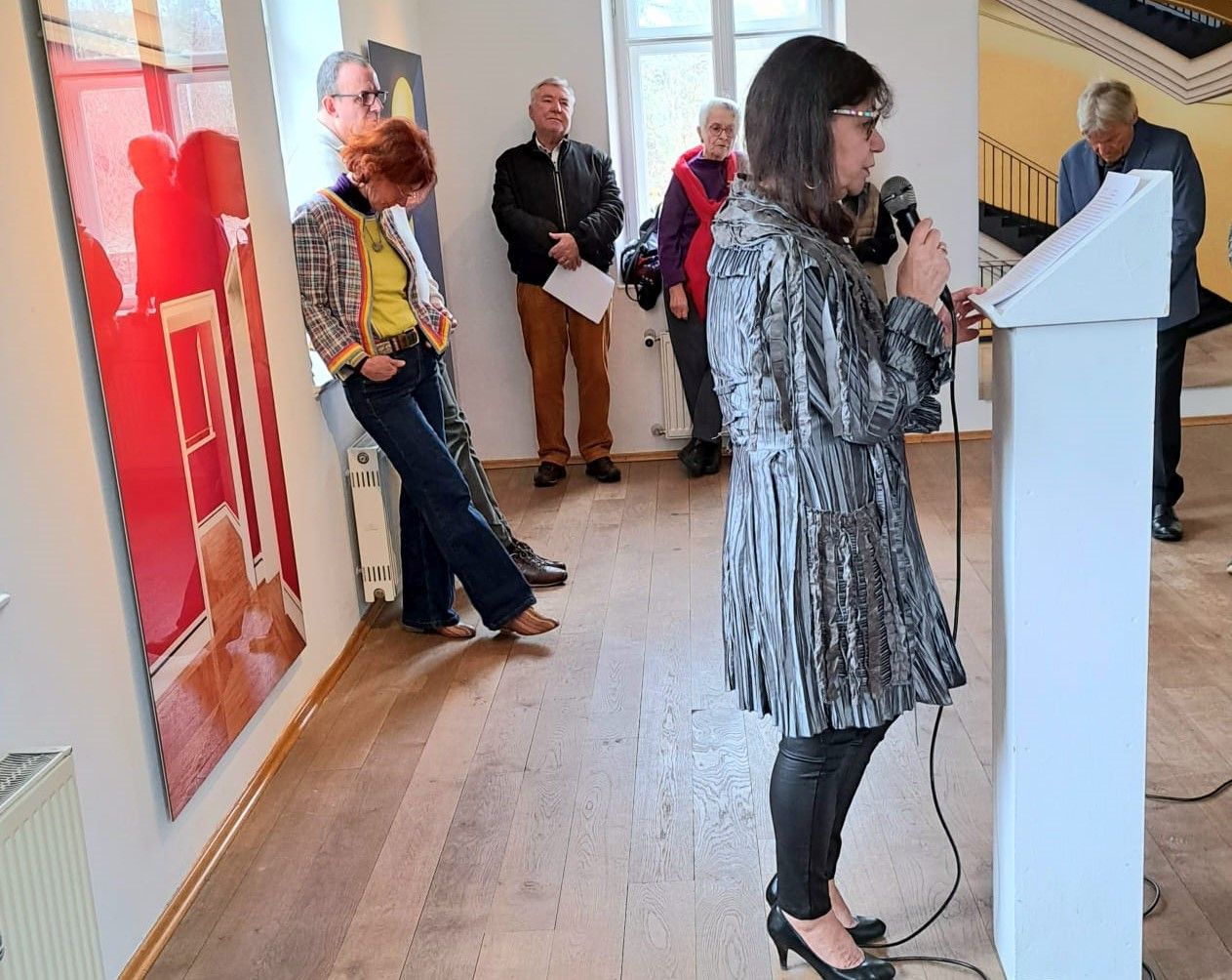 Vernissage Galerie Bruckmühl Cornelia Ahrends hält die Eröffnungsrede. Dahinter die beiden ausstellenden Künstler. Foto: Hendrik Heuser