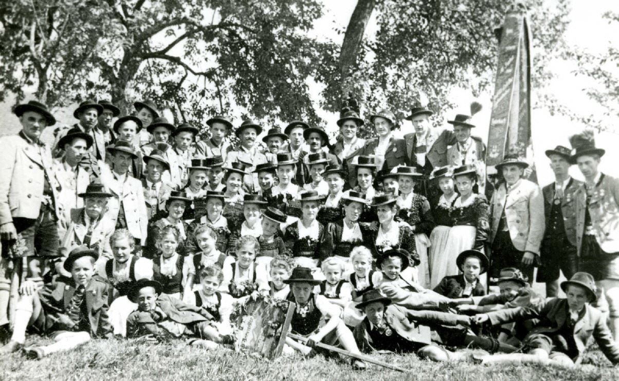 Gruppenfoto des Trachtenvereins "Innviertler" Rosenheim aus dem Jahr 1949
