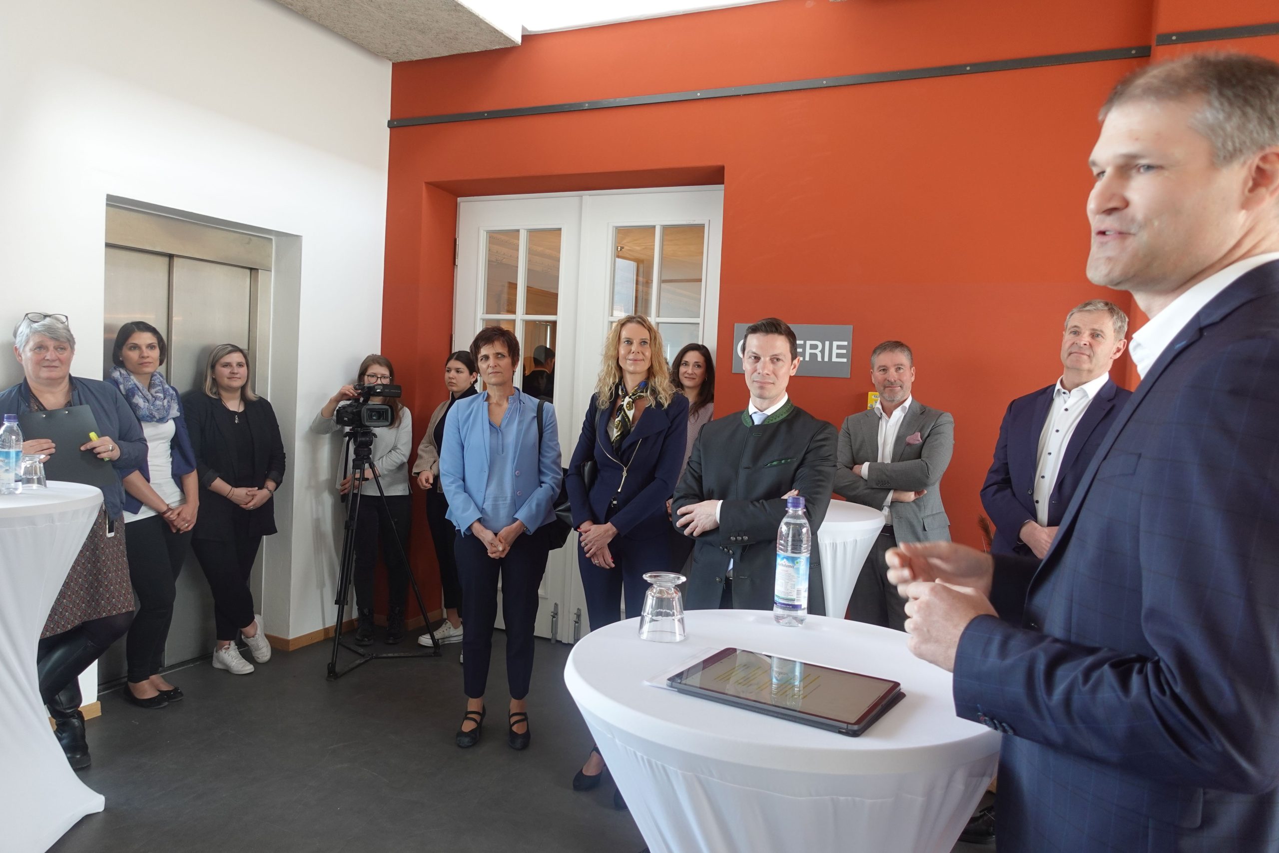 Vorstandssprecher von Meine Volksbank-Raifffeisenbank Rosenheim Mirco Gruber begrüßt Lehrer und Ehrengäste im Ballhaus Rosenheim