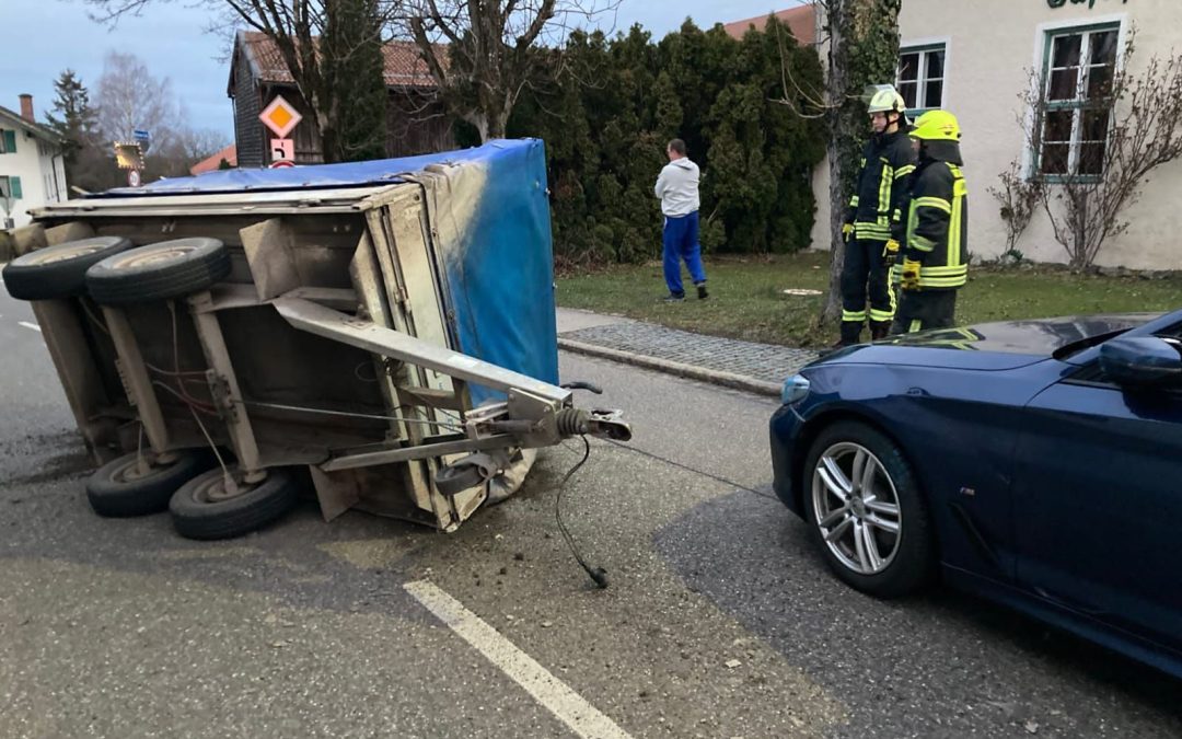 Umgestürzter Anhänger blockiert Straße
