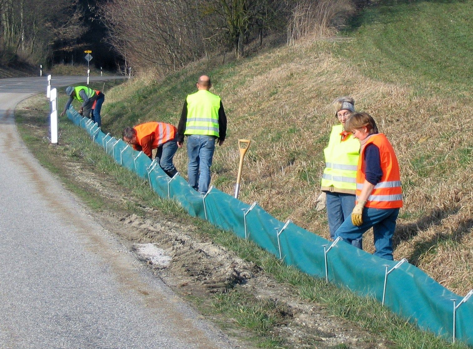 Ehrenamtliche Helfer bauen Schutzzäune für Amphibien im Landkreis Rosenheim auf. Foto: Paul Riederer