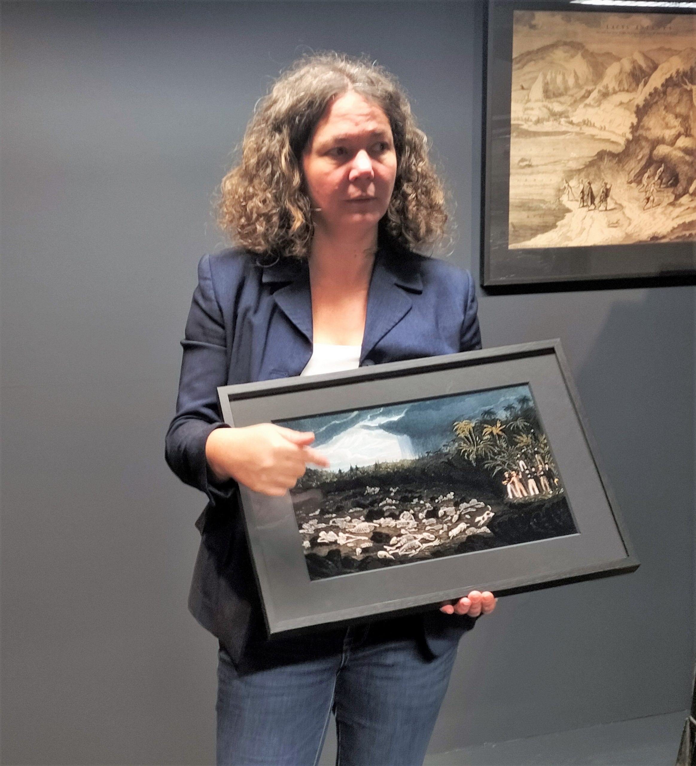 Jennifer Morscheisner erklärt eines der Exponate der Ausstellung Vulkane