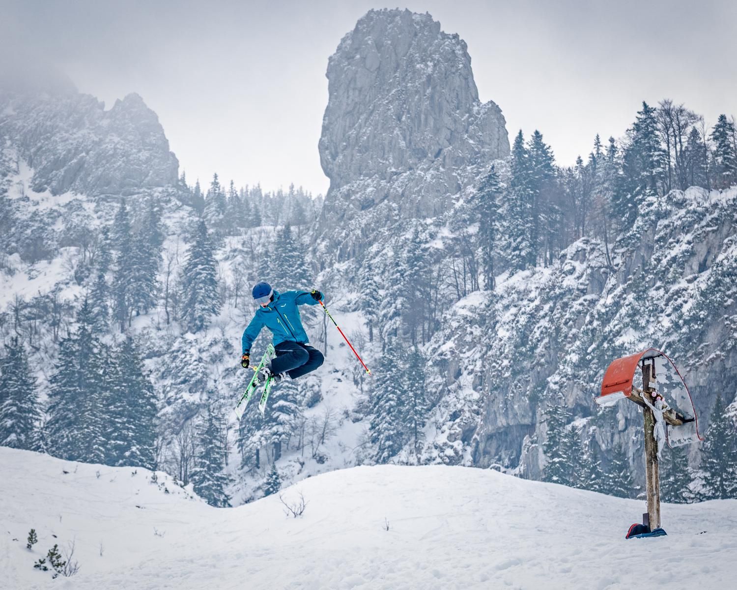 Skifahrer springt in die Luft bei Abfahrt an der Kampenwand