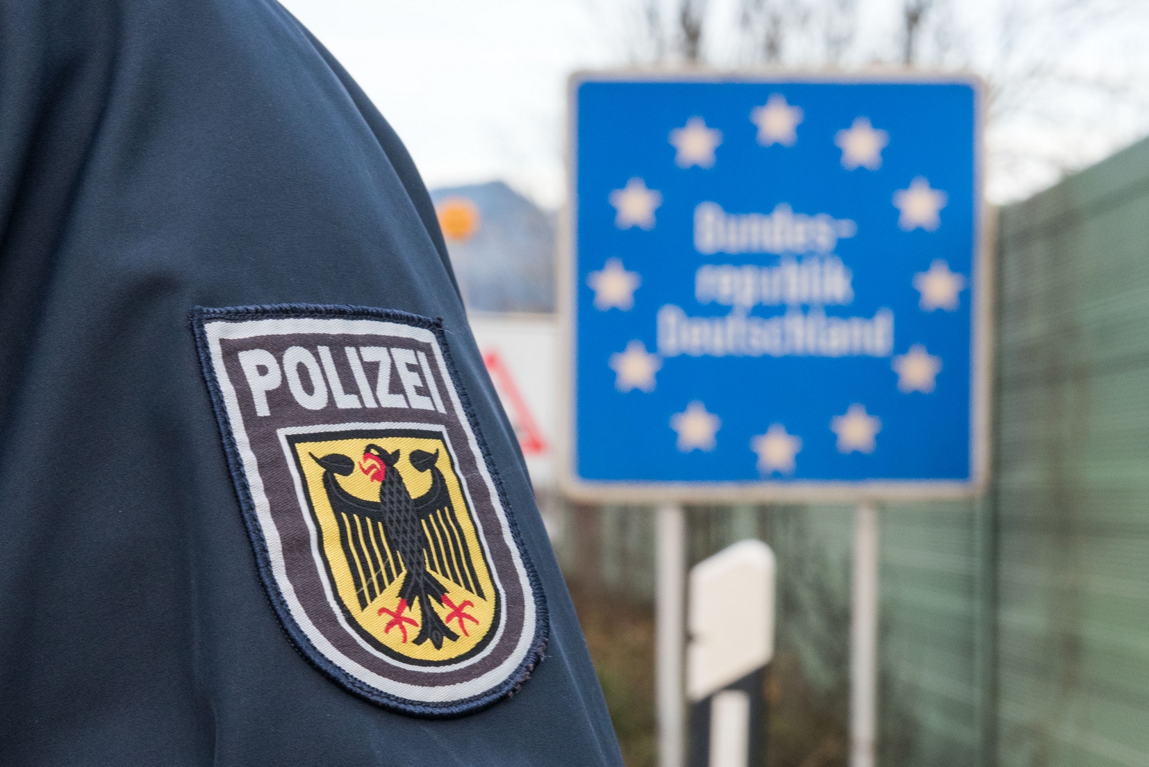 Bundespolizei Abzeichen am Ärmel - daneben Schild Bundesrepublik Deutschland