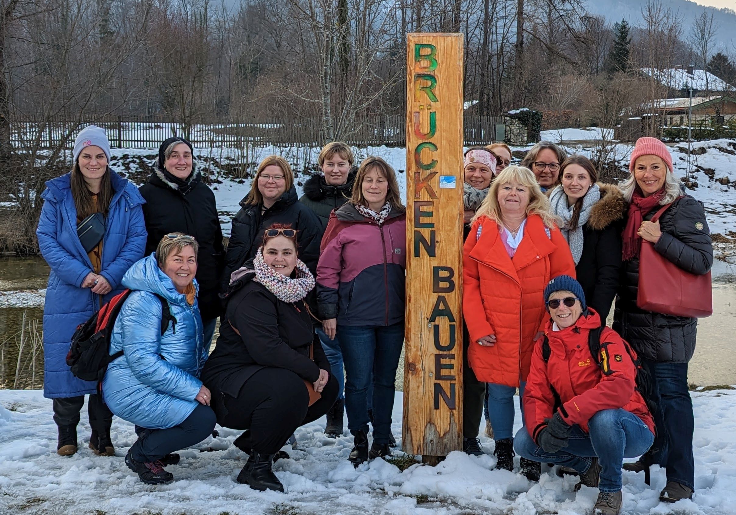 Die Teilnehmerinnen der ersten pädagogischen Fachtage in Aschau im Chiemgau im Freien im Schnee