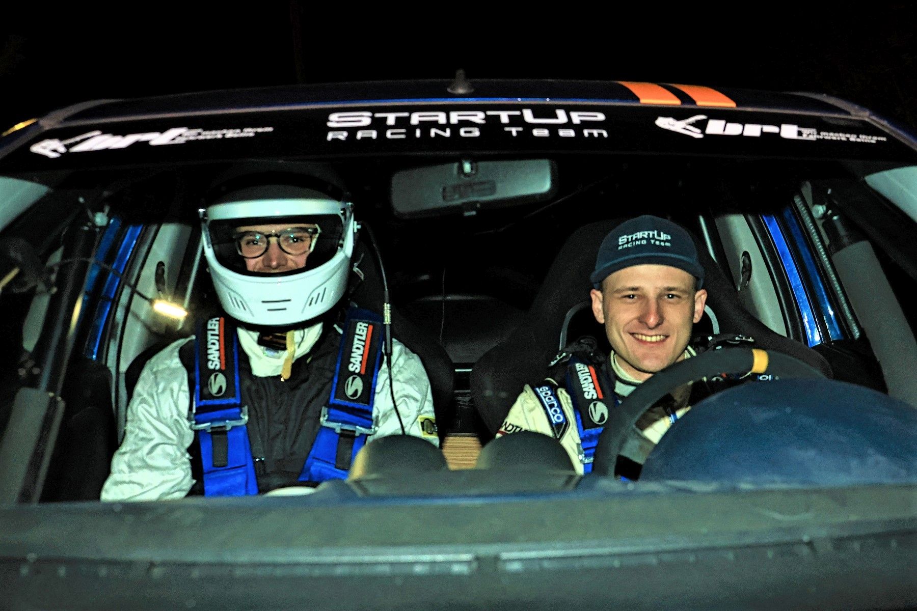 Das chargebyte e-Rally Cup-Rally Team 2023: Copilot Christian Koke (links) und Pilot Johannes Wittenbeck (rechts) im Auto