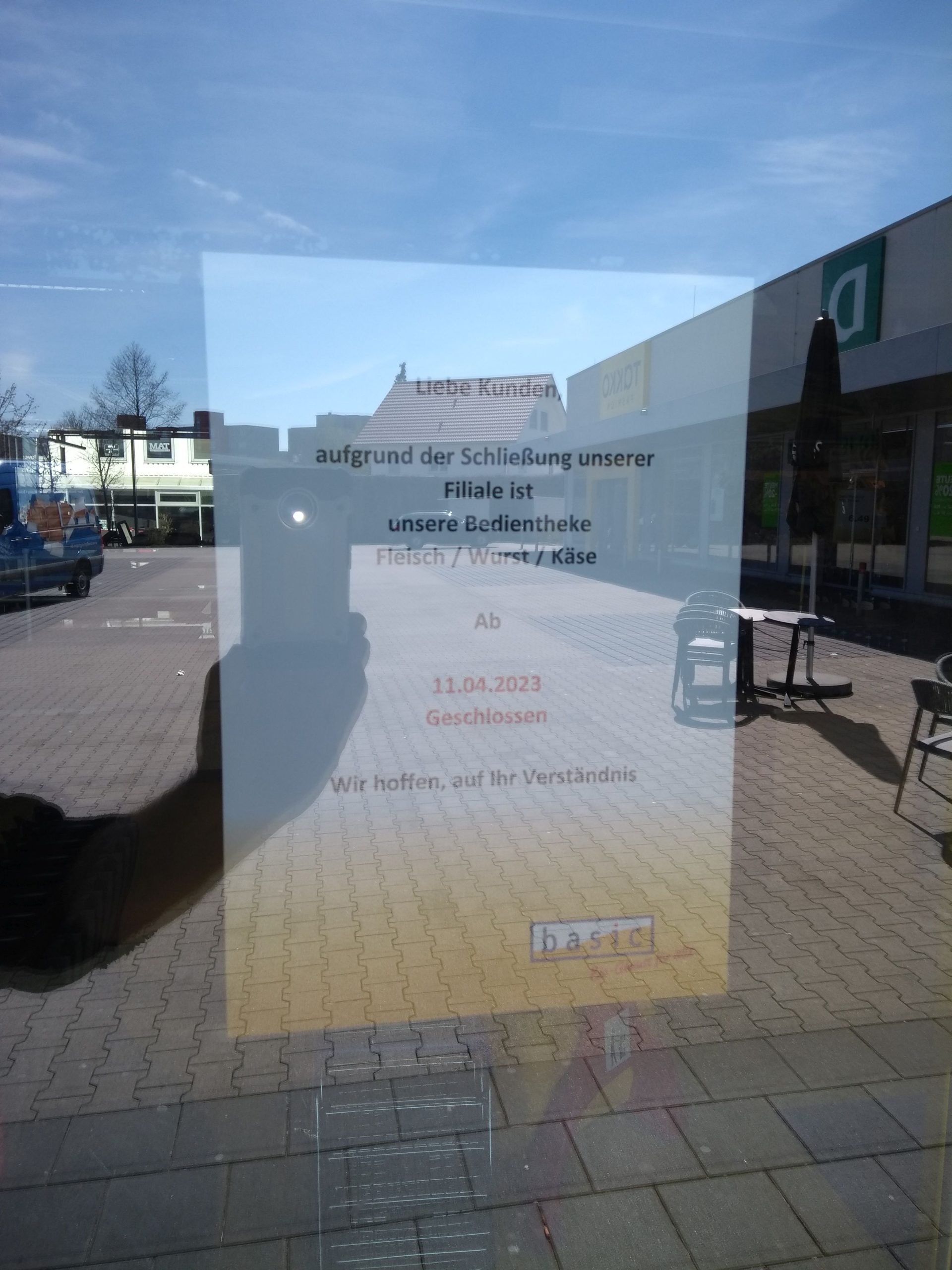 Schließung Basic-Supermarkt Schild an Tür  am Aicherpark in Rosenheim