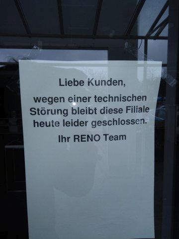 Schließung Reno - Schild an der Tür der Filiale in Rosenheim 