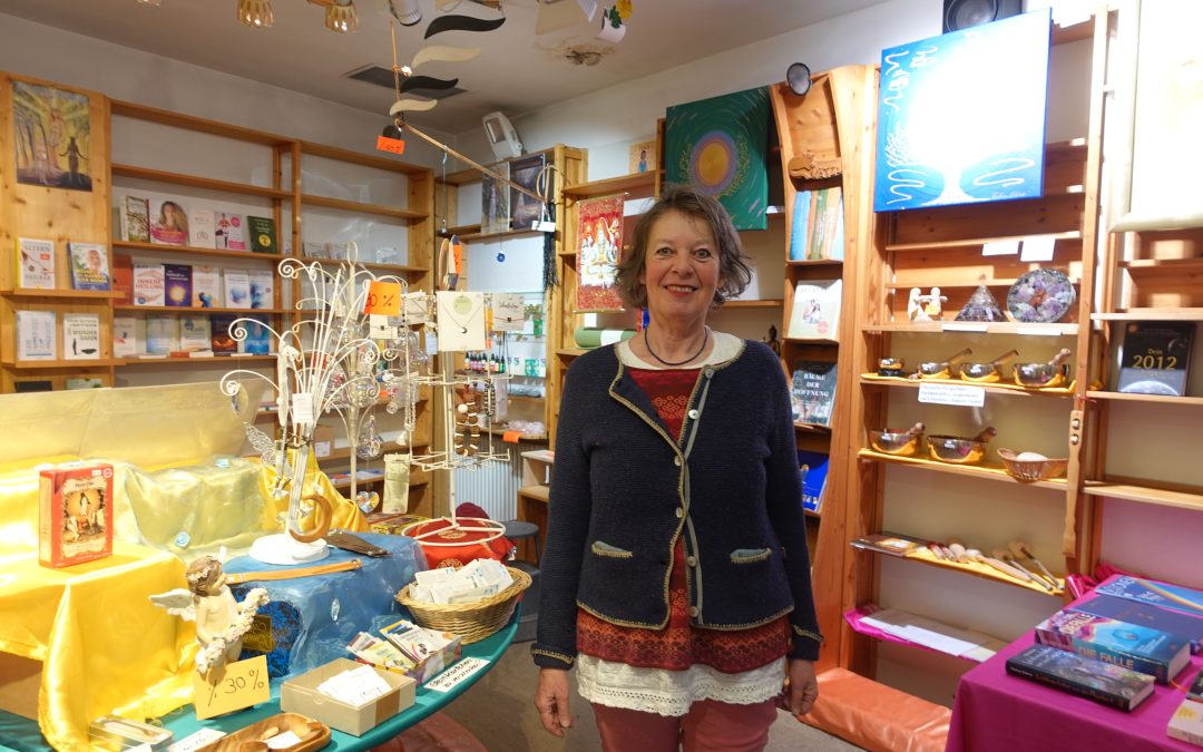 Die Bücherinsel im Atrium schließt