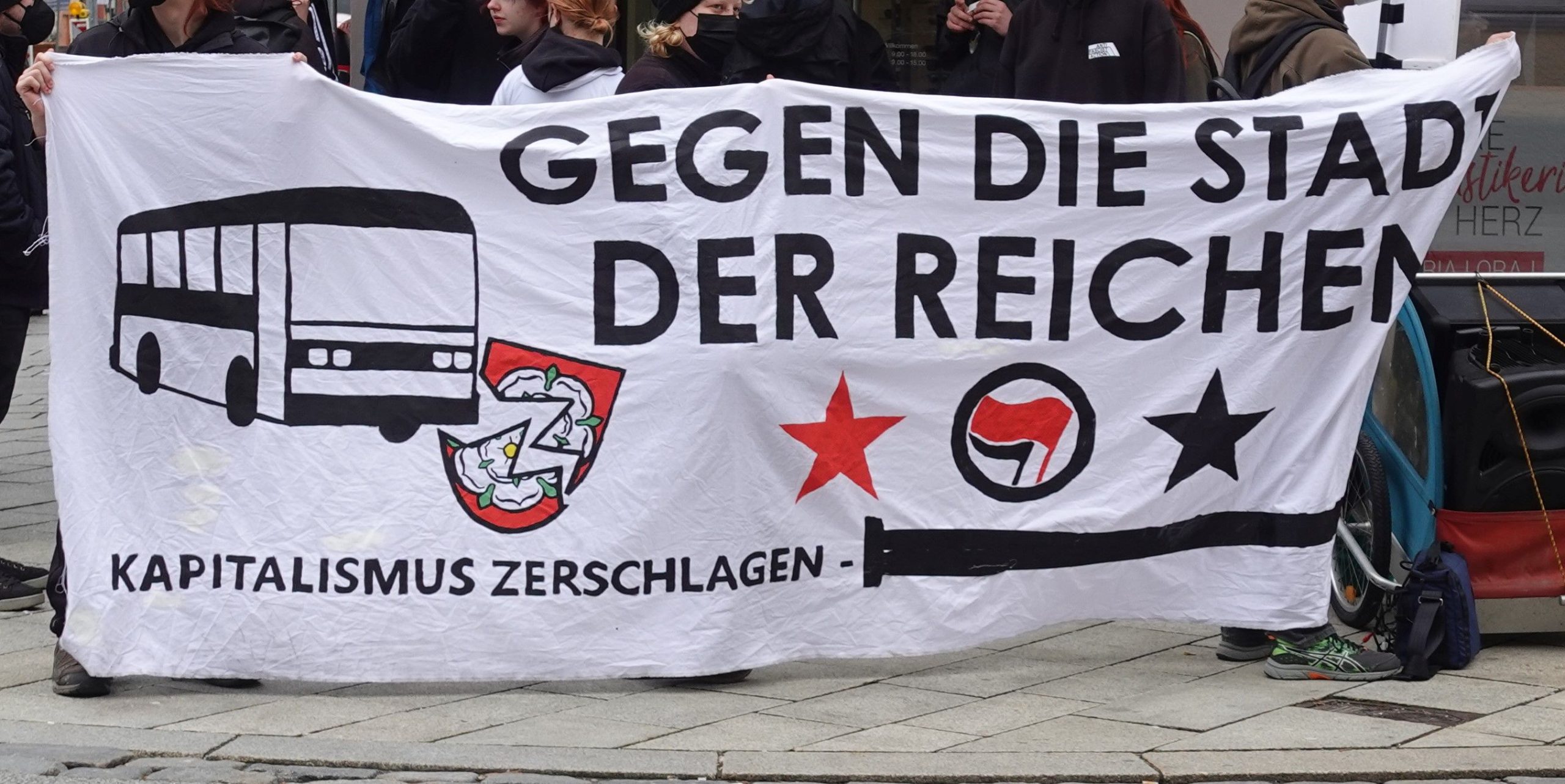 Aktivisten demonstrieren gegenüber dem leerstehenden Hotel in der Münchener Straße in Rosenheim
