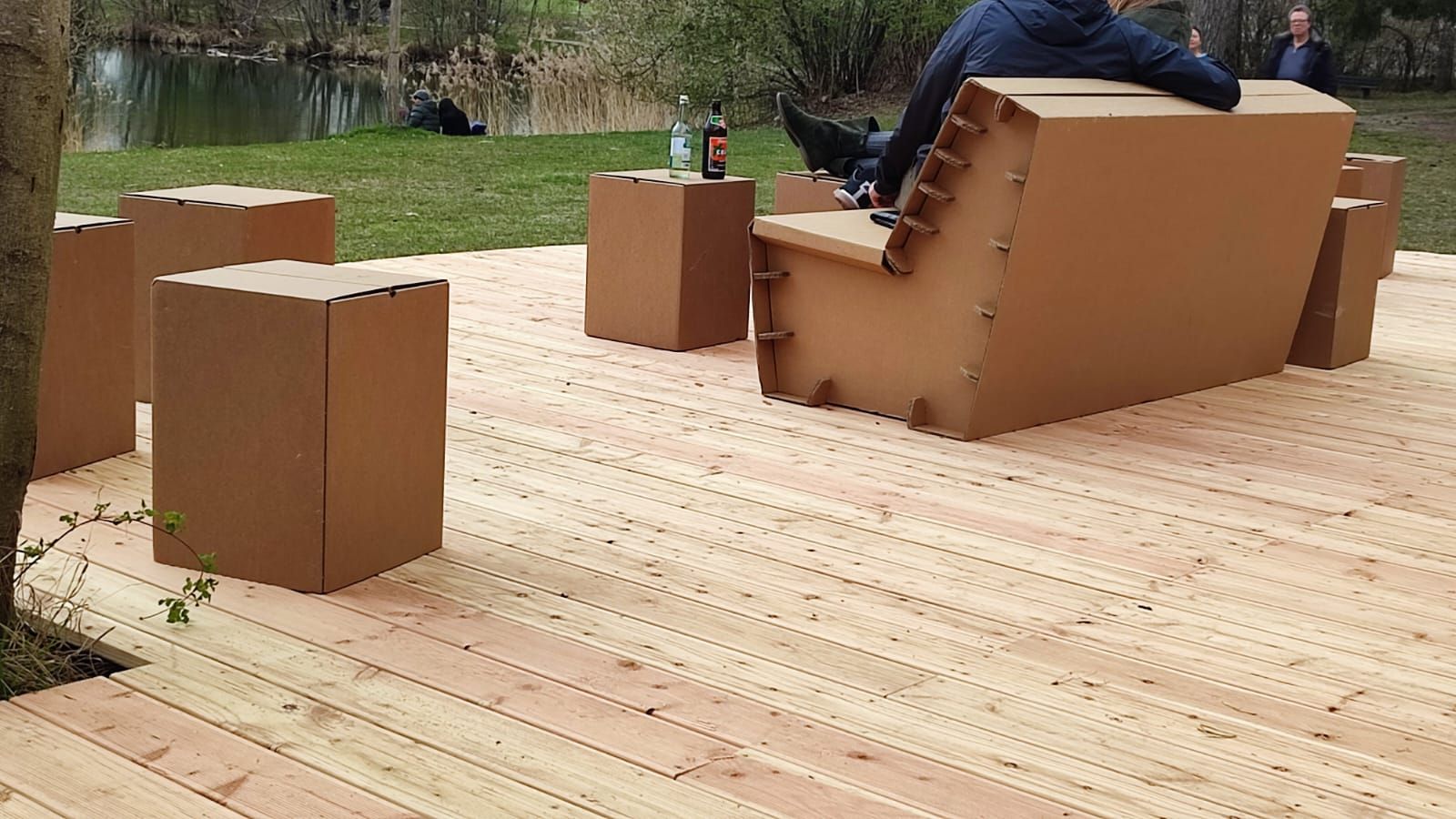 Pappmöbel auf neuer Holzterrassse. Fotos. Hendrik Heuser