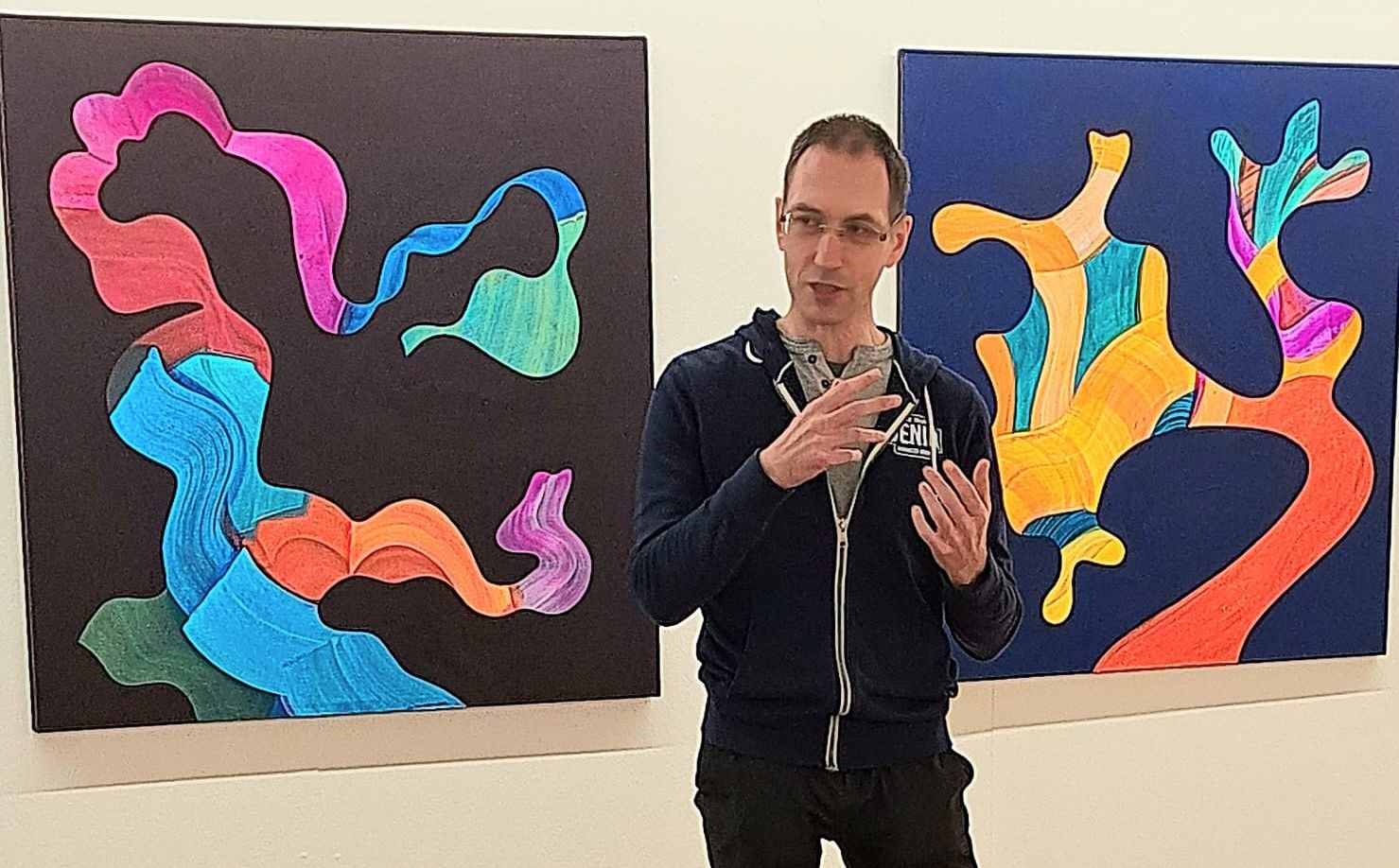 Hendrik x 2 Der Siegsdorfer Maler Robert Dufter führt durch die Ausstellung. Fotos. Hendrik Heuser