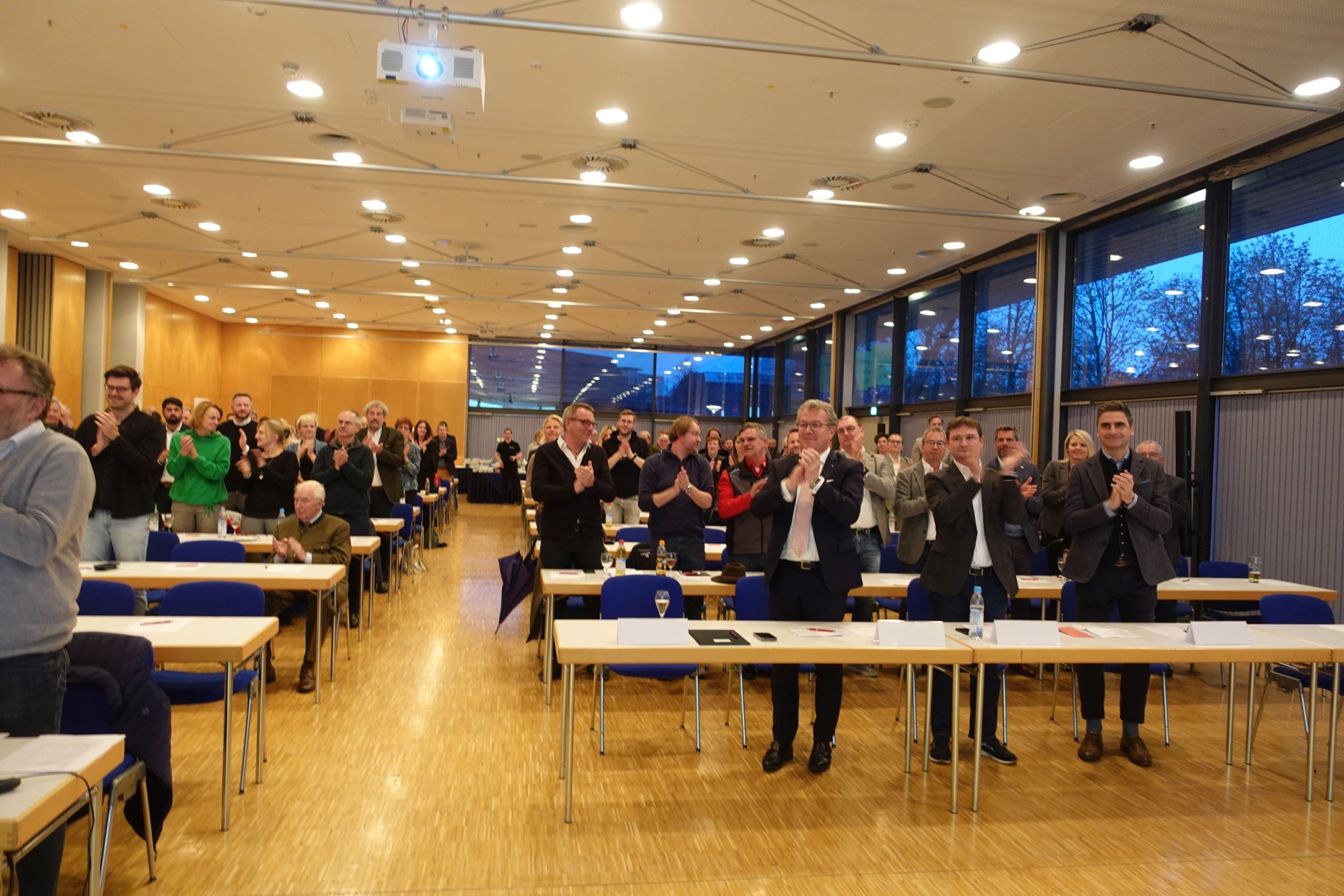 Stehender Applaus der Teilnehmer der Jahreshauptversammlung des Rosenheimer City-Management im KuKo. Foto: Innpuls.me