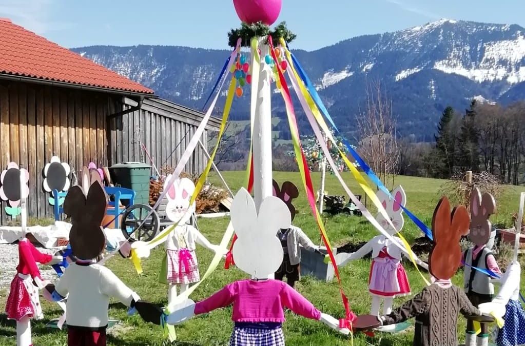 Osterhasen tanzen am Samerberg