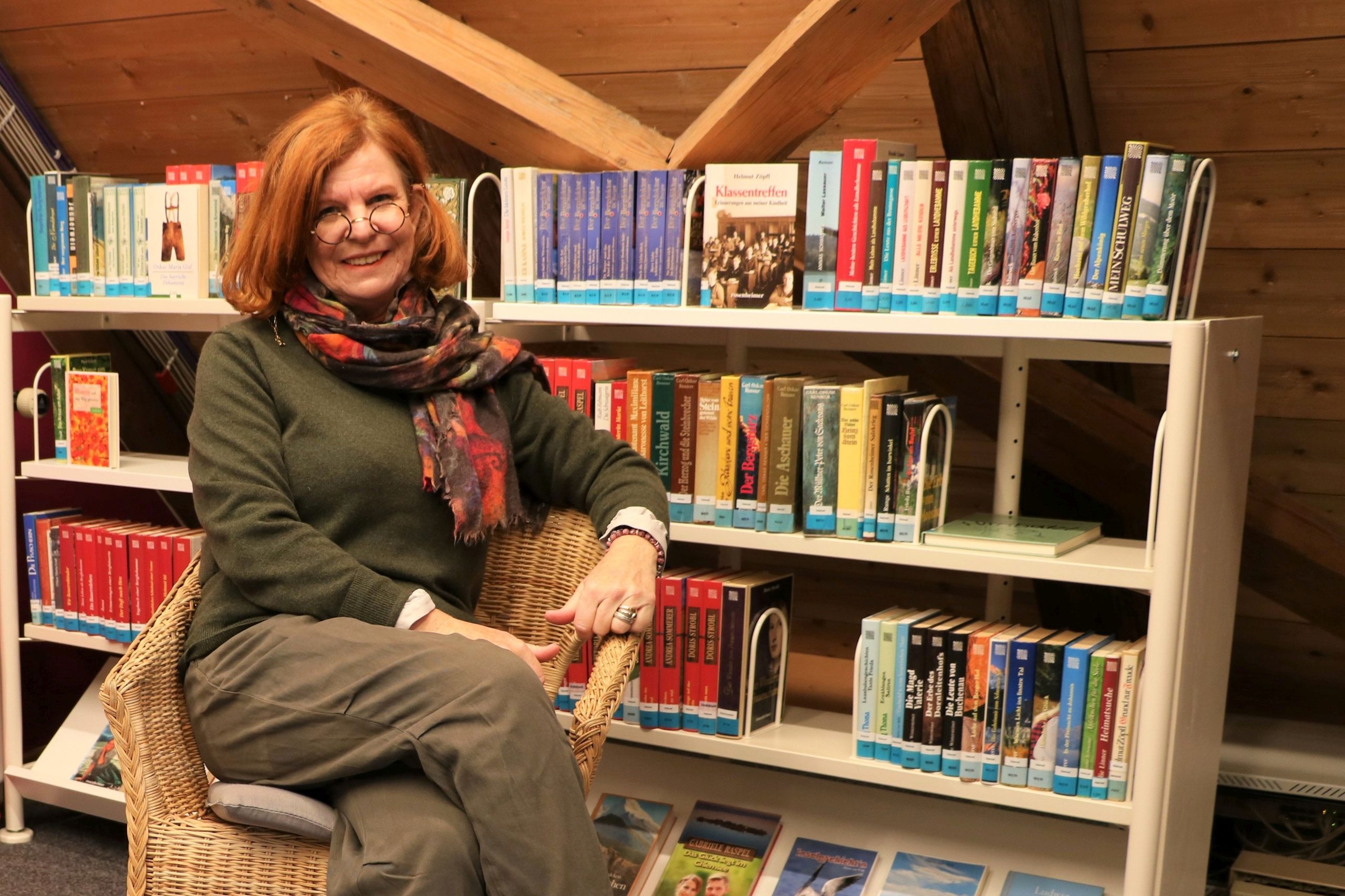 zeigt Professor Dr. Elke Schwinger leitet das Philosophische Café in den Räumlichkeiten der Bücherei Prien. Foto: Copyright Prien Marketing GmbH