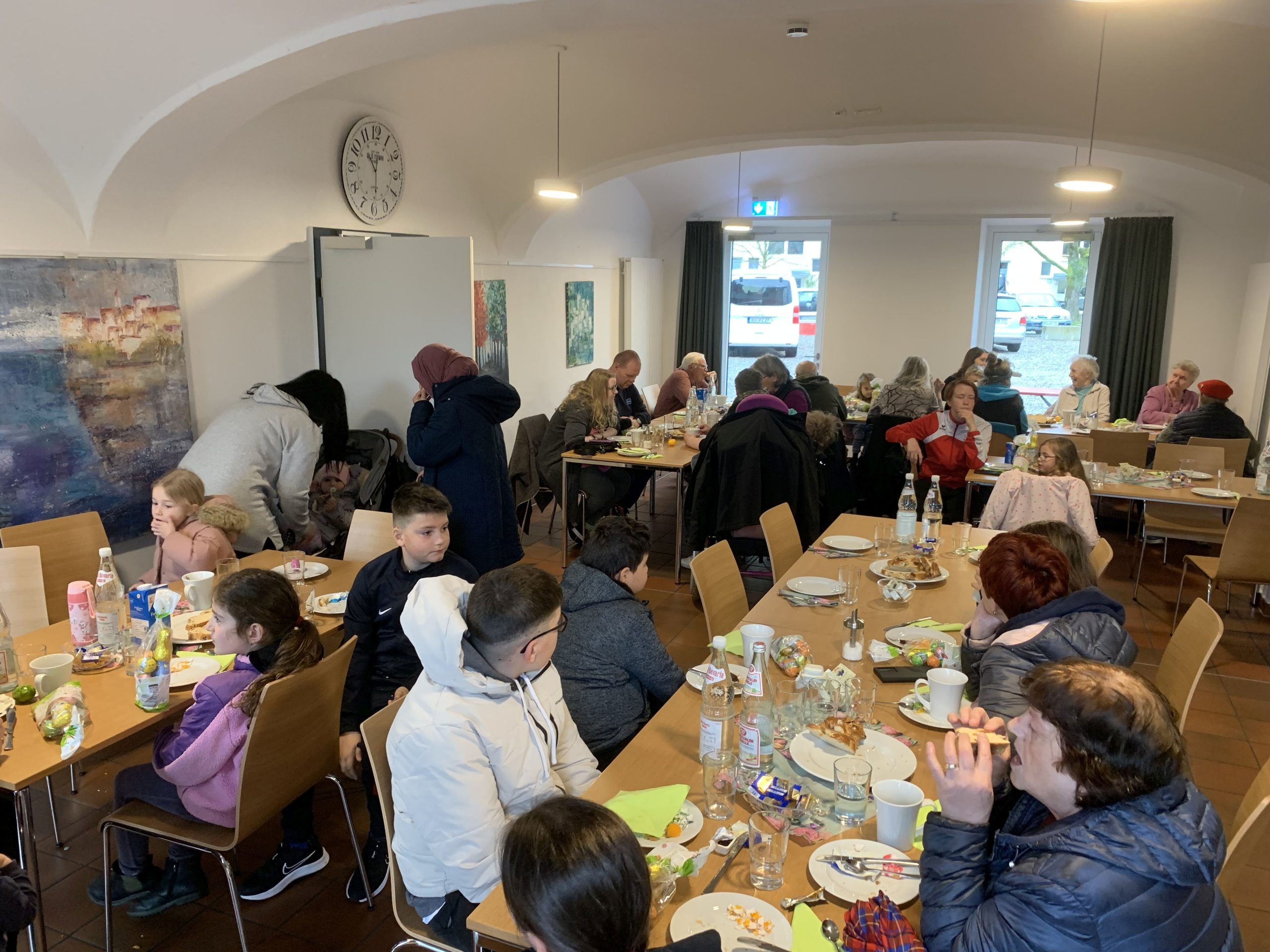 Zahlreiche Familien kamen zum Osterfrühstück in das Bürgerhaus E-Werk in Rosenheim. Foto: Startklar Soziale Arbeit Rosenheim - Ebersberg gGmbH
