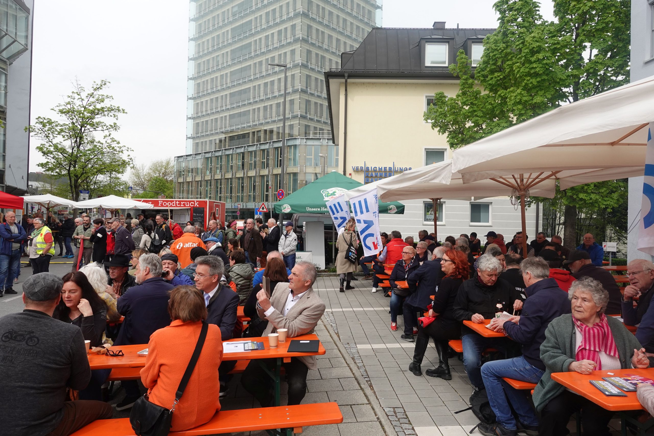Sitzplätze waren bei der Maikundgebung in der Brixstraße gut gefüllt. Foto: Innpuls.me