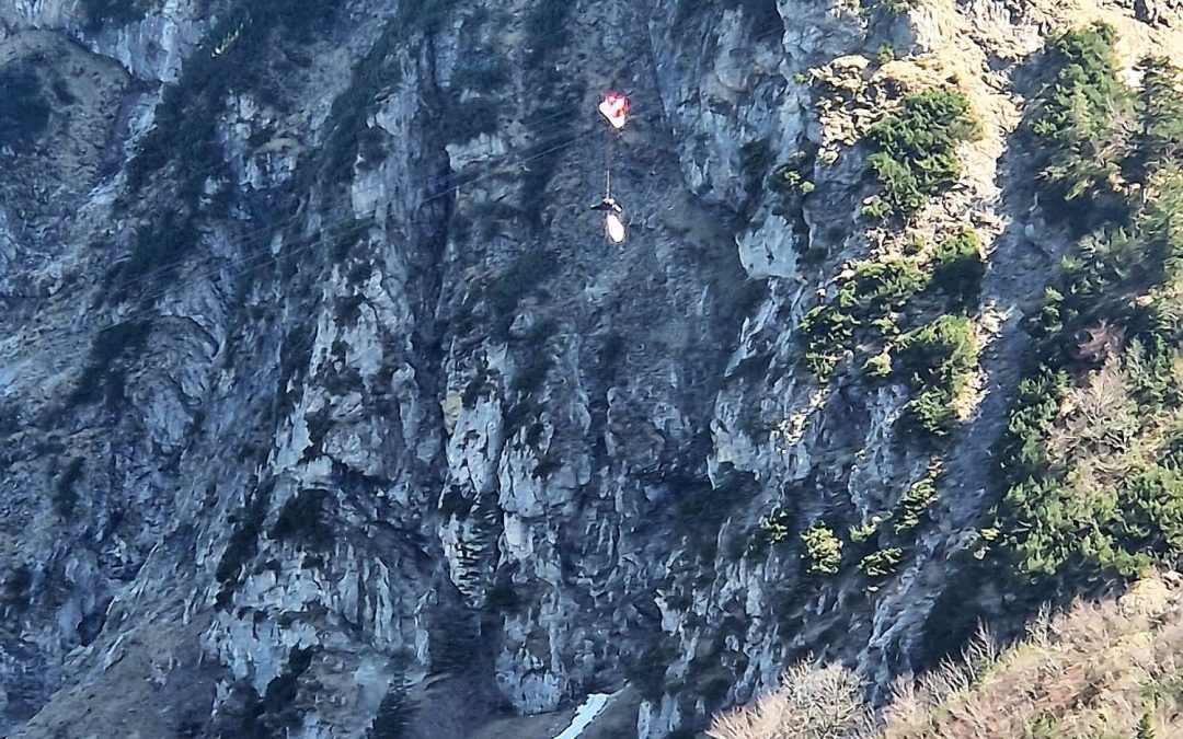 Gleitschirmflieger in Stahlseil