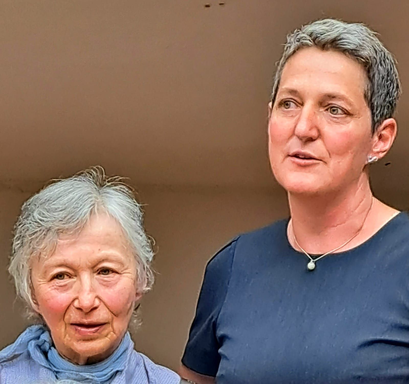 Witwe Tatjana Levitan (links) mit Patrizia Bier, die die Ausstellung gestaltete. Foto: Hendrik Heuser 