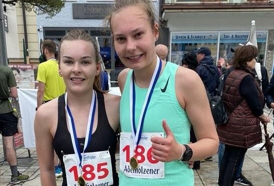 Die Schwestern Lena und Marie Sommer beim Traunsteiner Halbmarathon mit Medaillen. Foto: Hubert Hobmaier