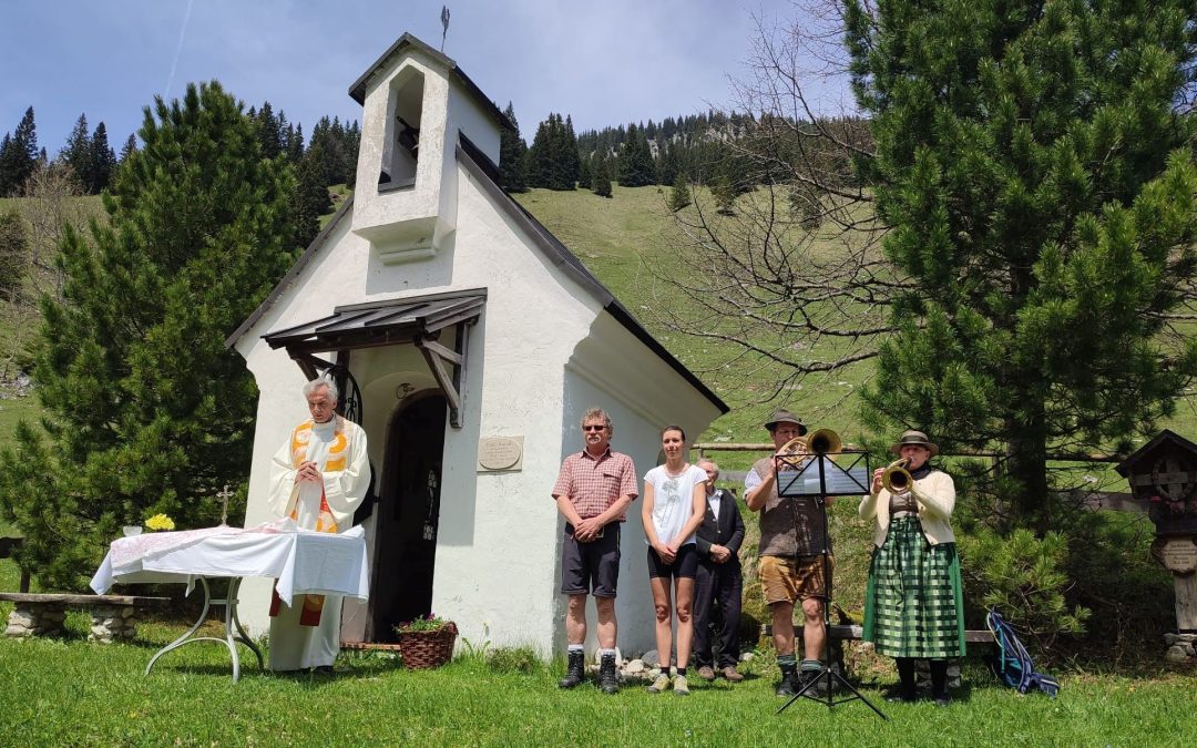 Maiandacht an Marienkapelle auf der Mitteralm