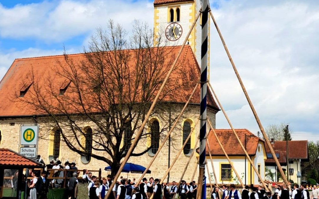 Maibaum-Aufstellen in Ellmosen und Pfaffenhofen