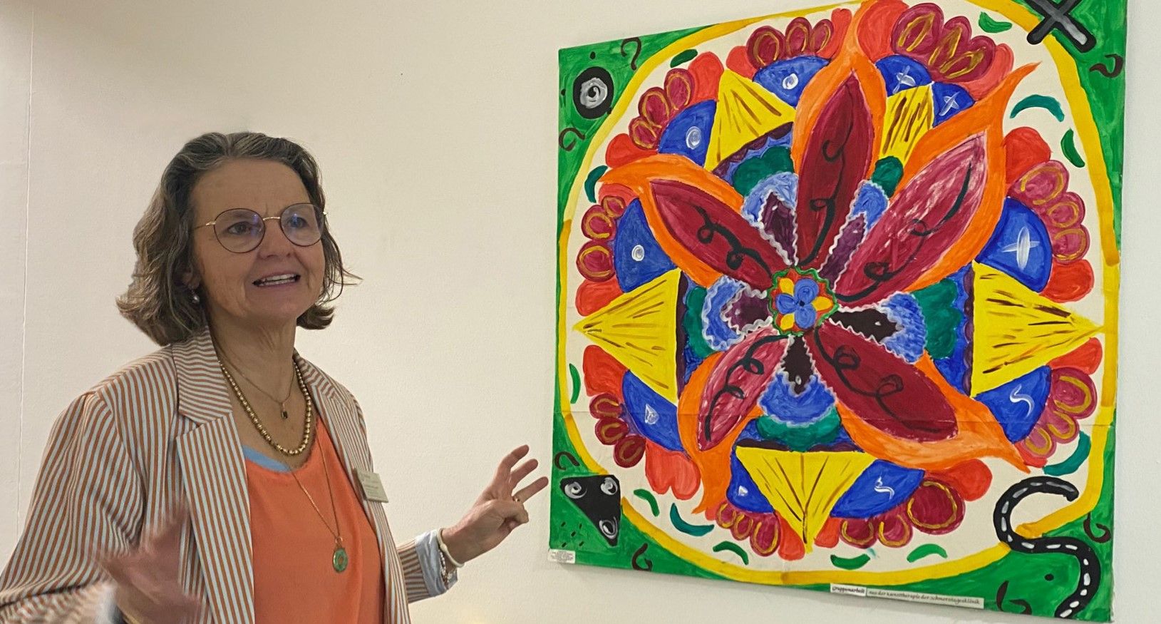 Christiane von Canal mit einem farbenreichen Kunstwerk. Foto: Romed Kliniken