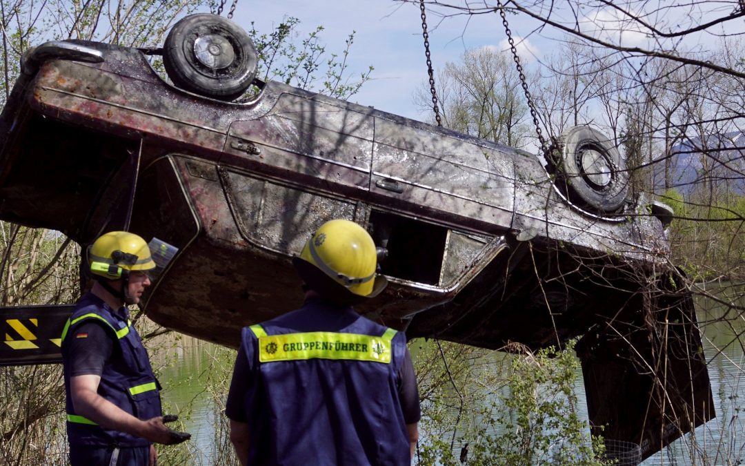 Alten Fiat 125 aus See geborgen