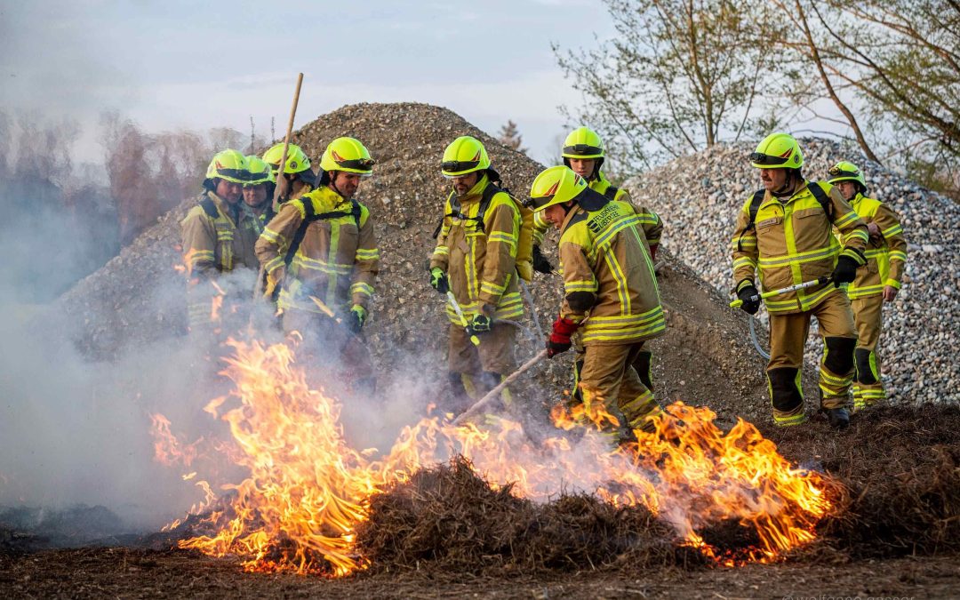 „Brandheißes Feuerwehrtraining“ in Übersee