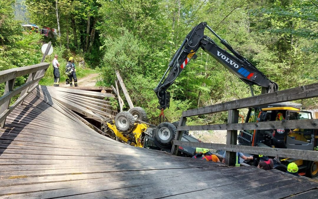 Brücke bricht unter Lader ein