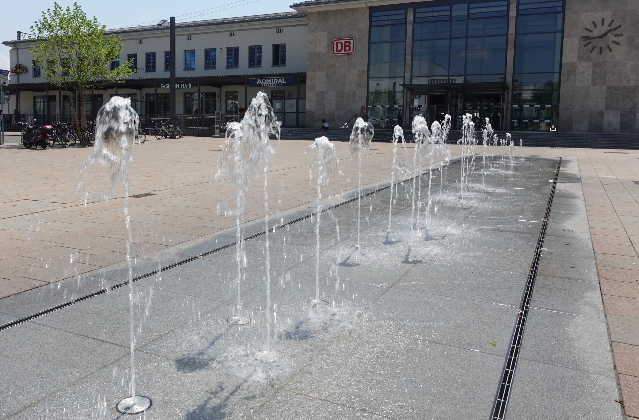 Begehbarer Brunnen auf dem Bahnhofsvorplatz in Rosenheim. Foto: Innpuls.me