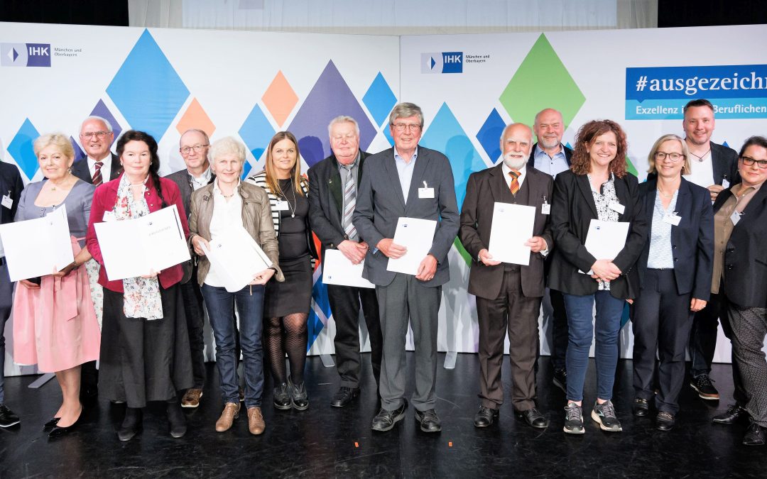 IHK ehrt 13 ehrenamtliche Prüfer