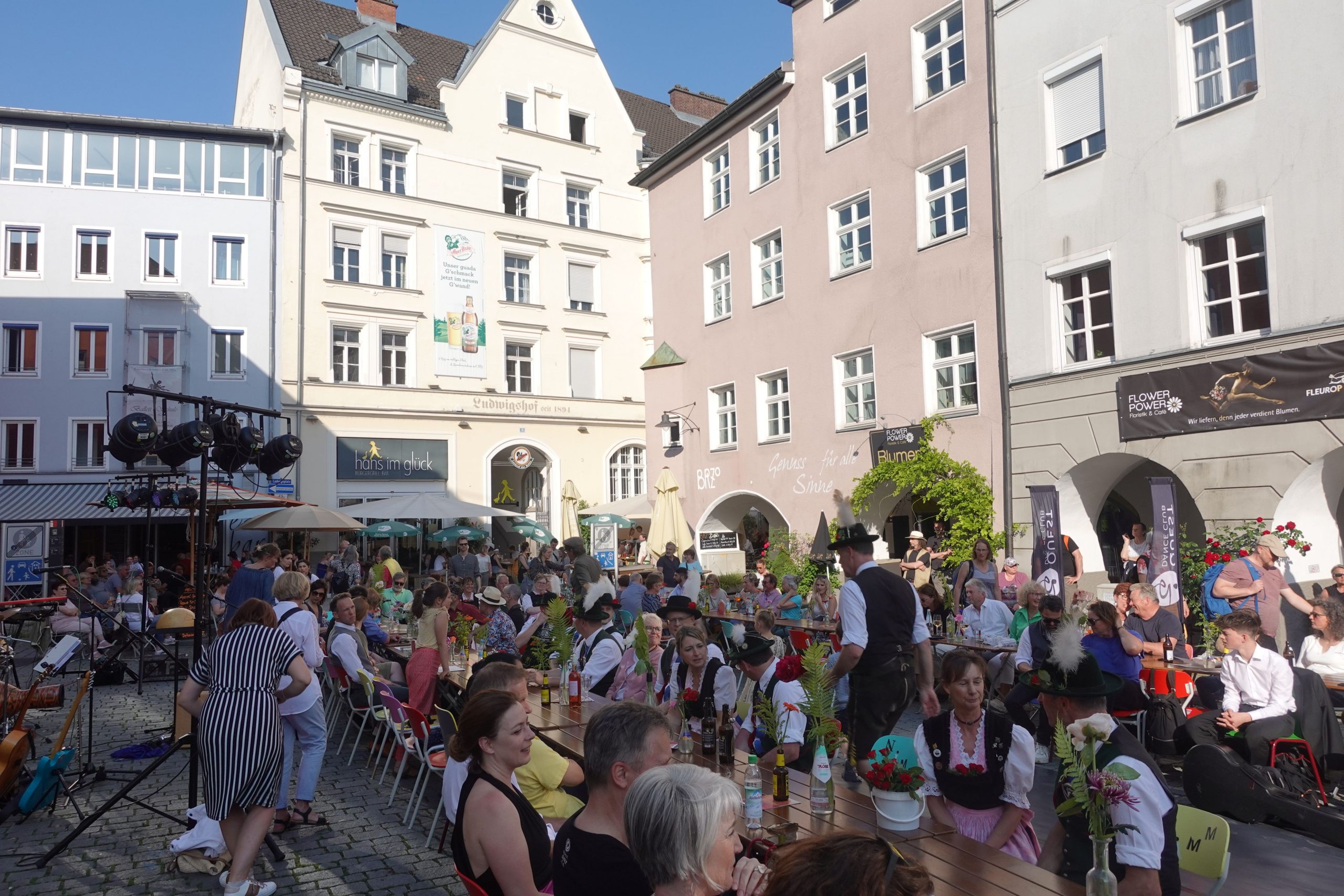 Bei schönstem Wetter genossen die Teilnehmer das Kulturdinner am Grünen Markt in Rosenheim. Foto: Innpuls.me