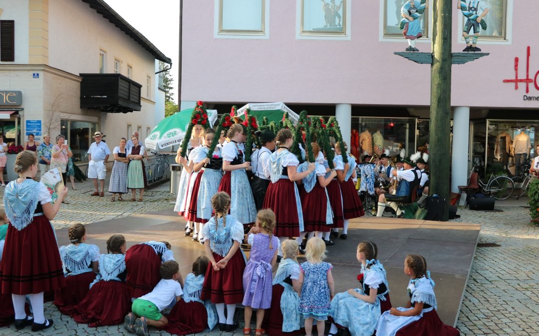 Musik und Tanz am Maibaum