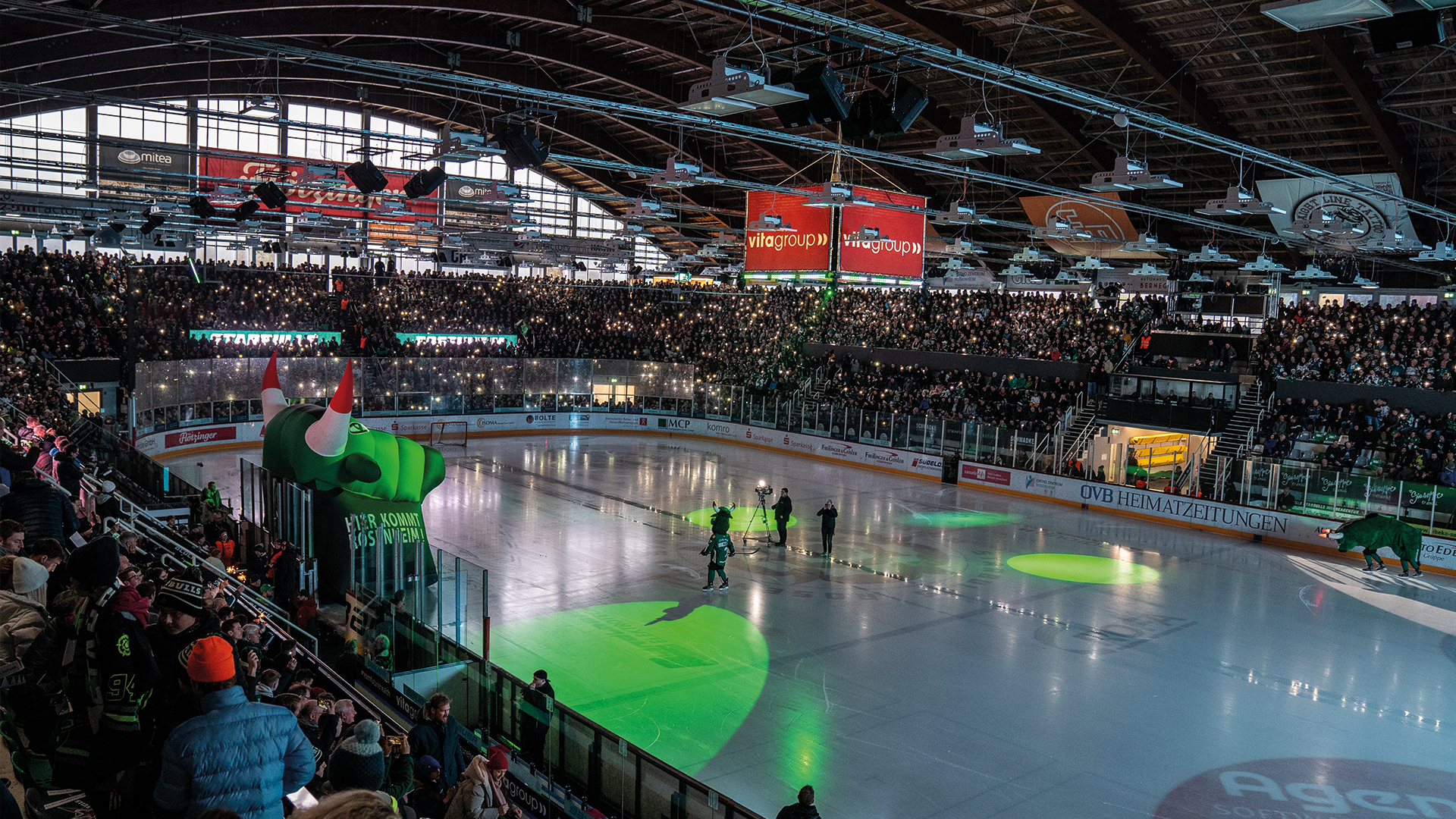 Blick auf Eisfläche im Rofa-Eisstadion Rosenheim mit Starbulls. Foto: Copyright Ludwig Schirmer