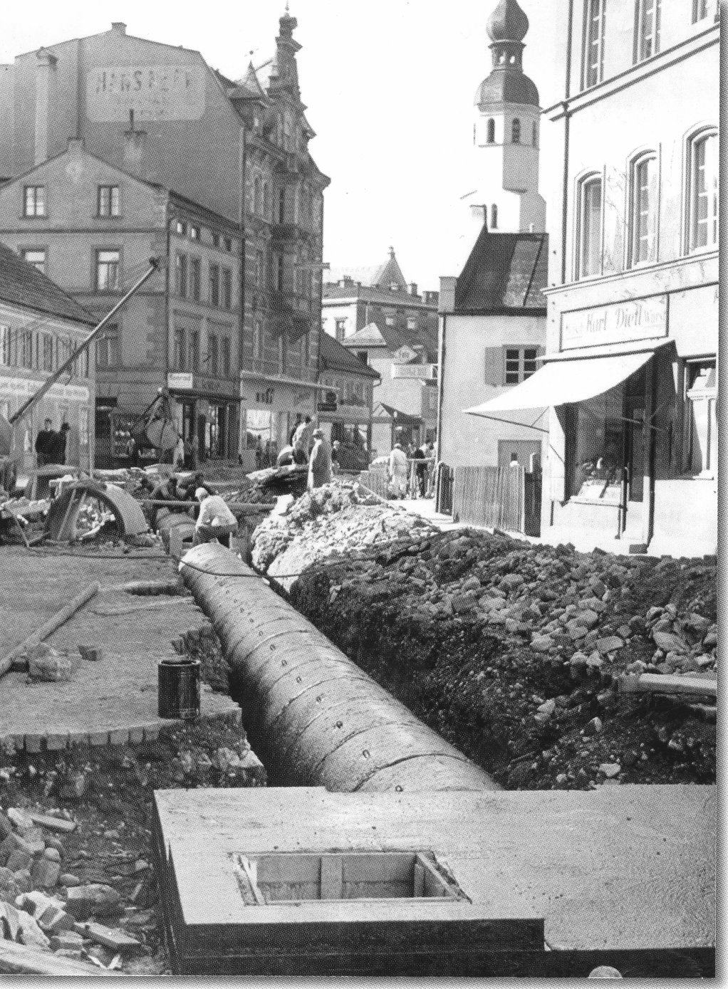 Verlegung Fernwärme in der Innstraße in Rosenheim im Jahr 1955. Foto: Herbert Borrmann