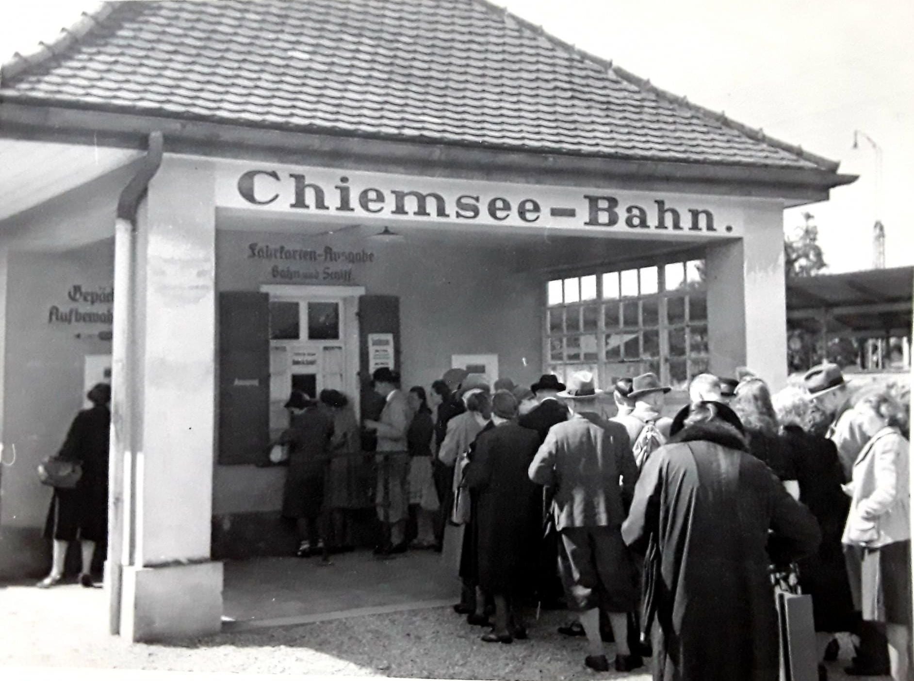 Am Ticketschalter für die Chiemsee-Schiffahrt in Prien am Chiemsee im Jahr 1957. Foto: Archiv Herbert Borrmann