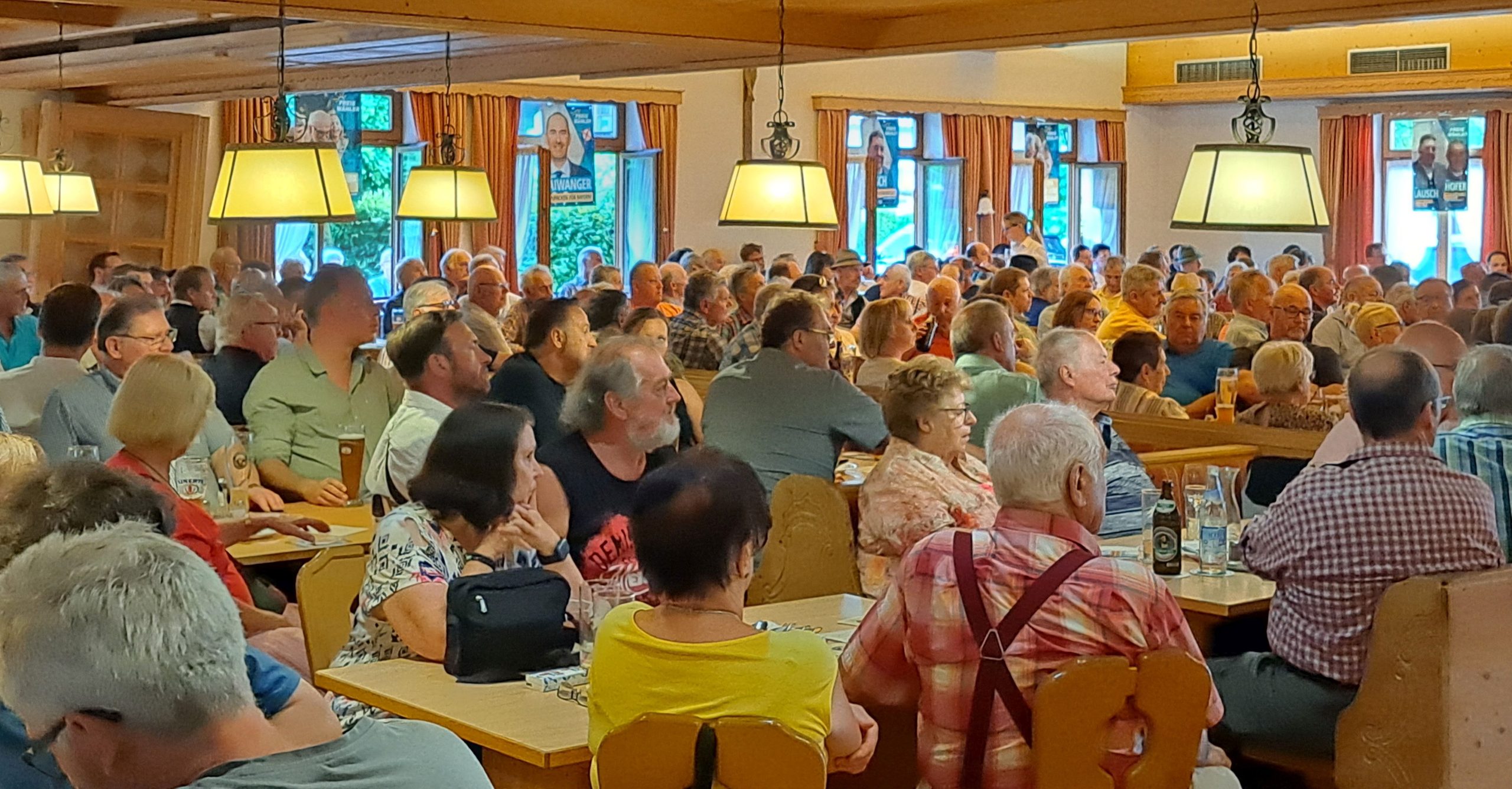 Vollbesetzter Saal beim Besuch von Hubert Aiwanger im Gasthof Bichler am Ramerberg. Fotos: Freie Wähler