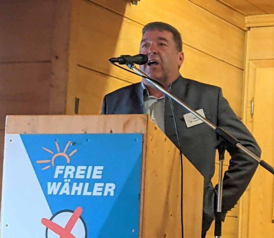 Sepp Lausch, Fraktionsvorsitzender der FW-Kreistagsfraktion bei seiner Rede. Foto. Freie Wähler