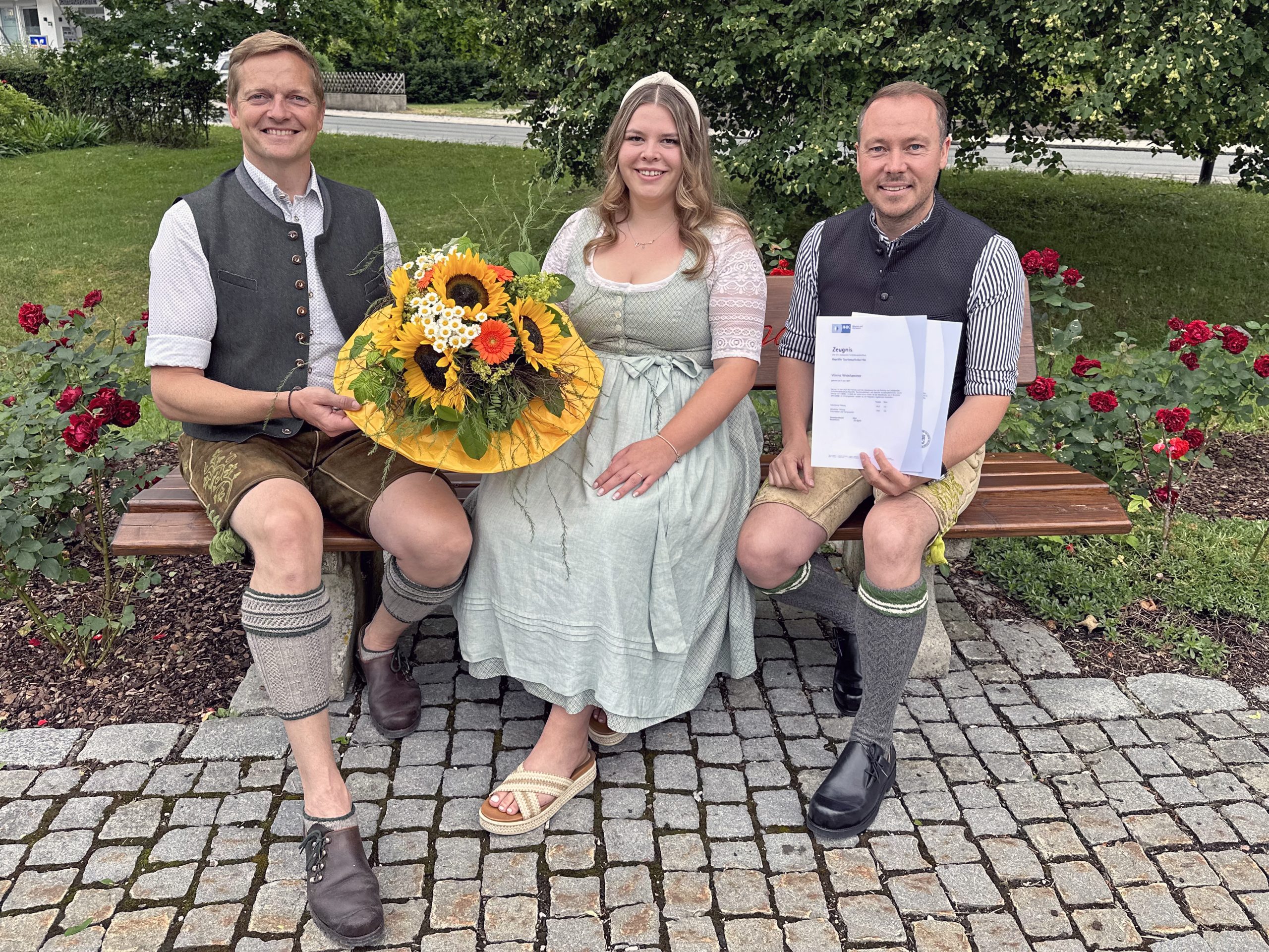 Glückwünsch für Verena Weinhammer von der Tourist Info Aschau im Chiemgau. Foto: re