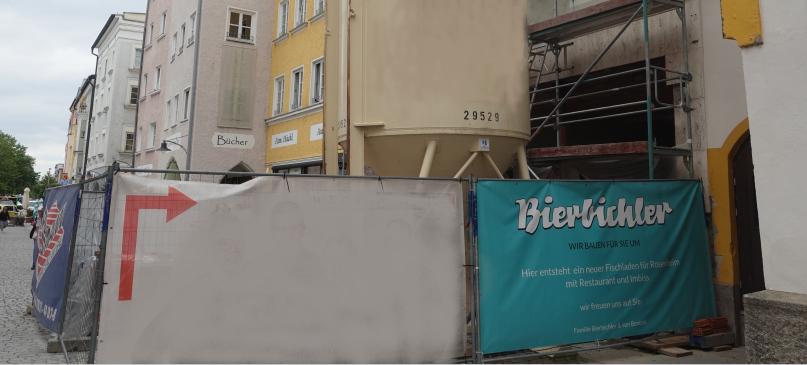 Sanierungsarbeiten an Gebäude in der Heilig-Geist-Straße in Rosenheim mit Baubanner der Firma Bierbichler. Foto: Innpuls.me