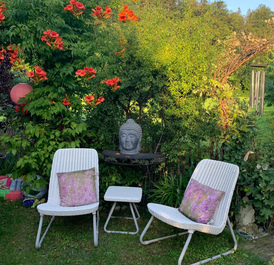 Zwei Gartenstühle in einem Garten in Brannenburg. Foto: Innpuls.me