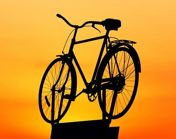 Fahrrad vor orangem Hintergrund.