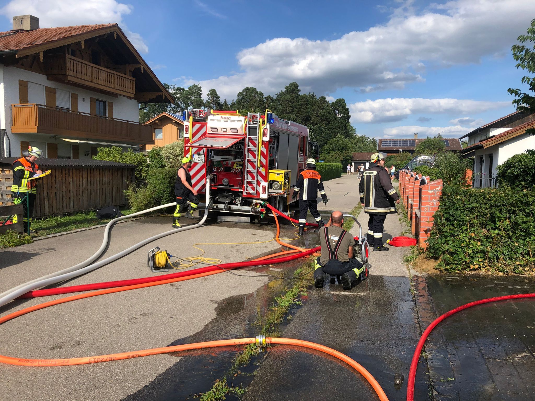 Feuerwehren im Einsatz bei einem Garagenbrand in Engelsberg im Landkreis Traunstein. Foto: Feuerwehr Engelsberg