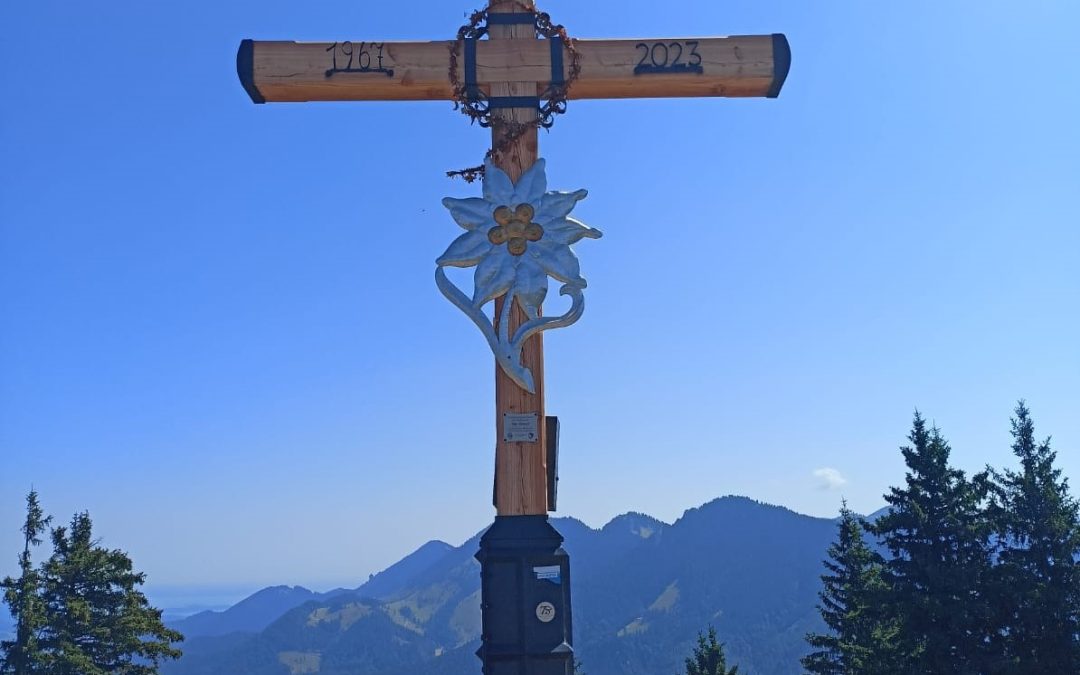 Heuberg hat ein neues Gipfelkreuz