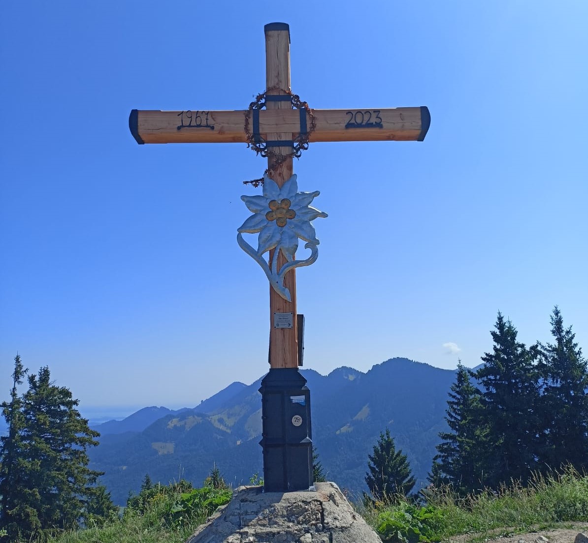 Neues Gipfelkreuz Heuberg. Foto: Julia Dinner