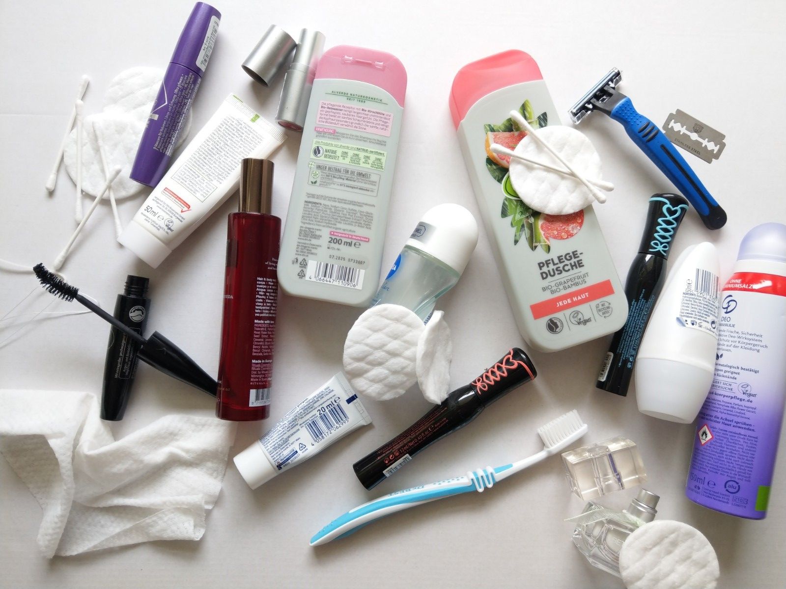 Verschiedene Kosmetikverpackungen auf einem Haufen. Foto: Landratsamt Rosenheim